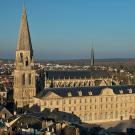 Bâtiment régence et abbatiale de la Trinité à Vendôme. - Crédit : <a href="https://commons.wikimedia.org/wiki/File:Vend%C3%B4me_-_Abbatiale_de_la_Trinit%C3%A9_%26_Quartier_Rochambeau.jpg"_blank"> Benjamin Smith, 2023</a> 