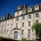 L'ancien Collège des Jésuites de Bourges abrite l'ENSA de la ville. - Crédit : <a href="https://commons.wikimedia.org/wiki/File:Bourges_-_coll%C3%A8ge_des_J%C3%A9suites_(02).jpg" title="Ouvre le site" target="_blank">Fab5669</a>