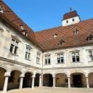 Le Palais Granvelle de Besançon abrite le Musée du Temps. - Crédit : <a href="https://commons.wikimedia.org/wiki/File:Cour_du_Palais_Granvelle.jp" title="Ouvre le site" target="_blank">Wikipedro</a>