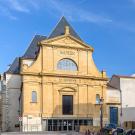 Entrée du Musée de la Cour d’Or par l'ancienne Église des Petits-Carmes (XVIIe s.), Metz. 