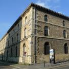 L'Entrepôt Lainé à Bordeaux, construit en 1822, héberge aujourd'hui le CAPC Musée d'art contemporain de Bordeaux et Arc en rêve - centre d'architecture. - Crédit : <a href="https://commons.wikimedia.org/wiki/File:Entrep%C3%B4t_Lain%C3%A9.JPG?uselang=fr" title="Ouvre le site" target="_blank">Captaintapas</a>